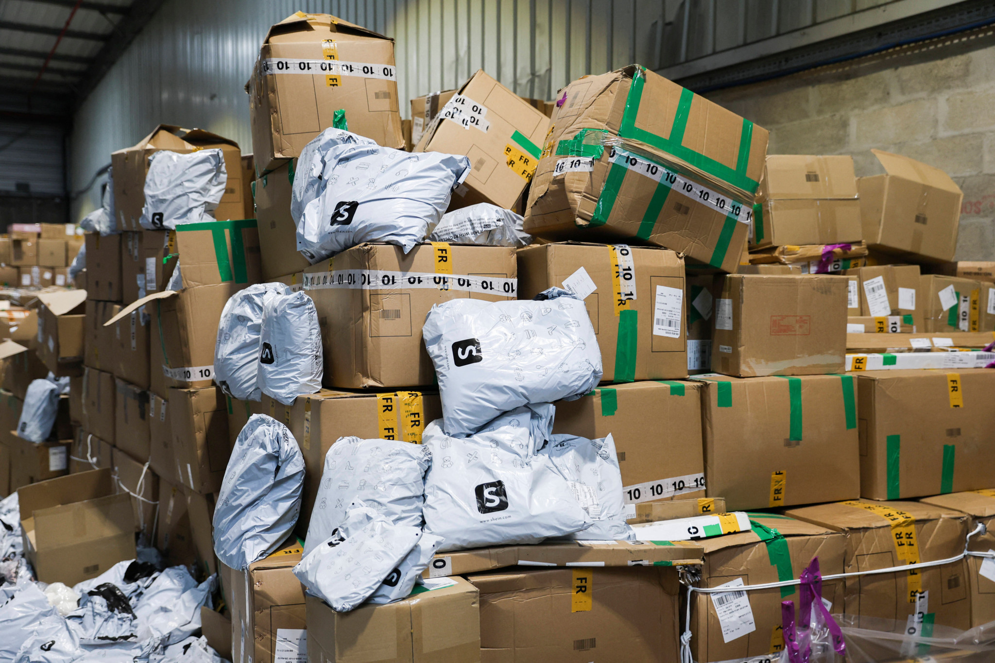 Colis et paquets SHEIN préparés dans un entrepôt logistique